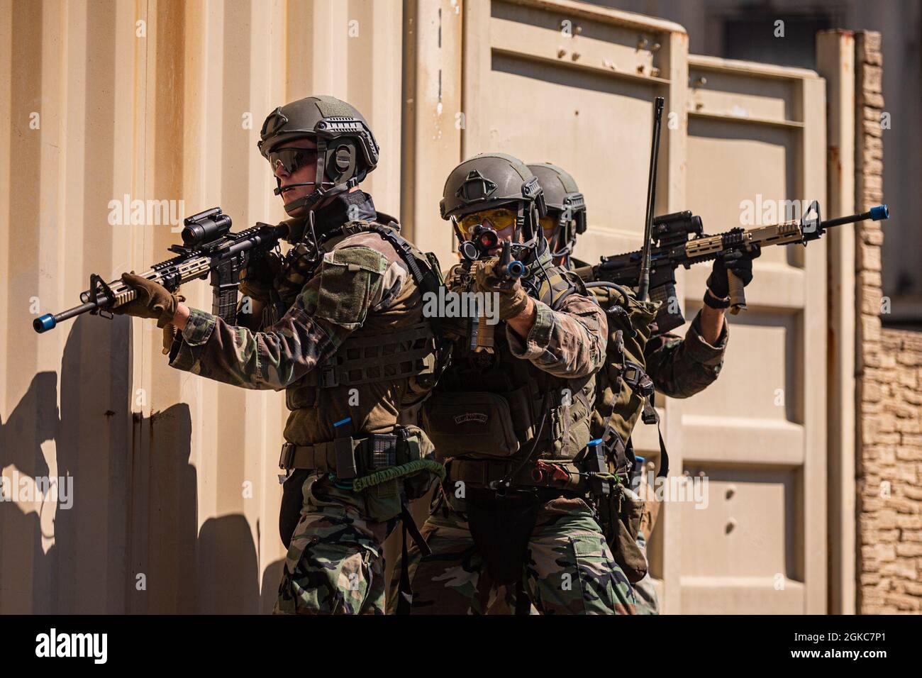 Les Marines néerlandaises avec le 32e Escadron de raiding assurent la sécurité lors d'une formation de force sur la force sur le terrain urbanisé (MOUT) au Camp Lejeune, N.C., le 10 mars 2021. Les Marines ont utilisé un système de marquage des armes légères à effet spécial pour développer des tactiques et maintenir la compétence dans les environnements urbains pendant l'exercice Caribbean Urban Warrior, une évolution bilatérale de formation menée entre le 2e Bataillon de reconnaissance et le corps marin néerlandais afin d'accroître l'interopérabilité entre les deux pays dans divers environnements. Banque D'Images