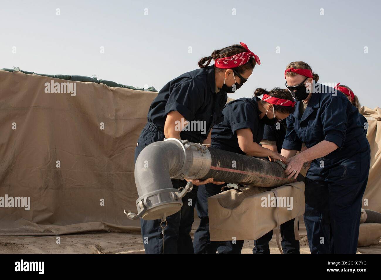 Les aviateurs de la US Air Force, 386e Escadron de préparation à la logistique expéditionnaire, alimentent le vol de gestion, célèbrent la contribution des femmes à la défense nationale en se portant comme « Rosie le Riveter », une icône de la Seconde Guerre mondiale qui a ouvert la voie aux femmes dans la main-d'œuvre, à la base aérienne Ali Al Salem, au Koweït, le 10 mars 2021. « Rosie » a été dépeint comme une travailleuse industrielle qui a fléchi ses muscles et a encouragé les femmes à rejoindre les efforts de la Seconde Guerre mondiale en déclarant : « nous pouvons le faire ! » Banque D'Images