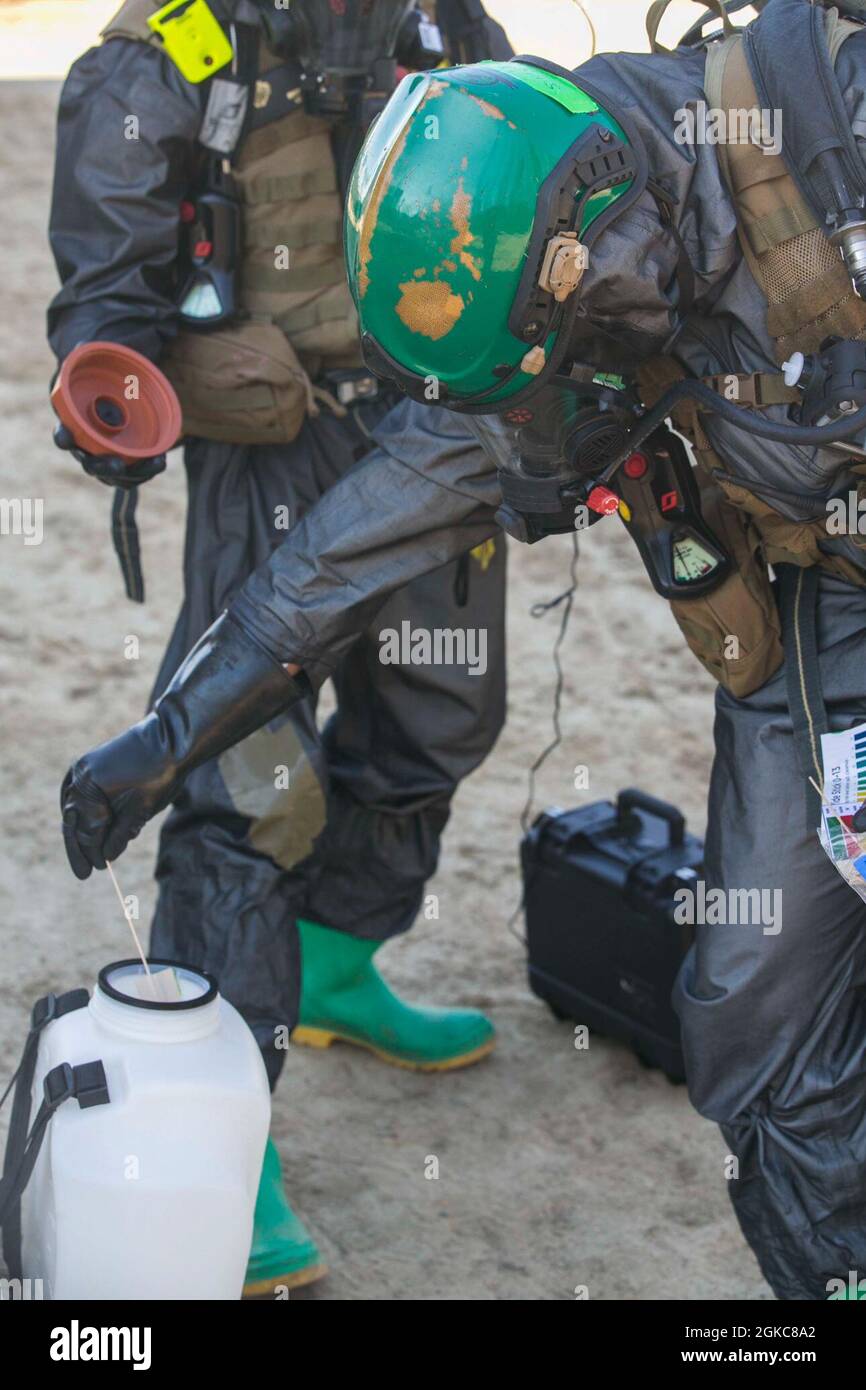 Les marins américains et les marins de la Chemical Biological incident Response Force (CBIRF) participent à un exercice de préparation à la mission (MRX) à bord de fort AP Hill, en Virginie, le 10 mars 2021. Les Marines et les marins stationnés au CBIRF organisent des événements MRX afin de maîtriser parfaitement les opérations de sauvetage, quel que soit leur poste, au cas où le CBIRF serait appelé à agir. Banque D'Images