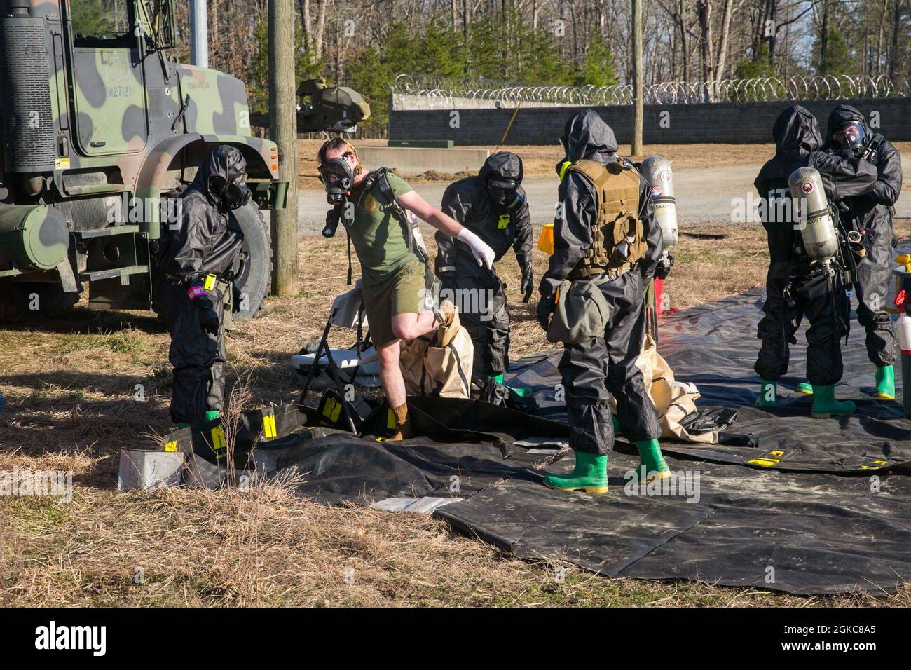 Les marins américains et les marins de la Chemical Biological incident Response Force (CBIRF) participent à un exercice de préparation à la mission (MRX) à bord de fort AP Hill, en Virginie, le 10 mars 2021. Les Marines et les marins stationnés au CBIRF organisent des événements MRX afin de maîtriser parfaitement les opérations de sauvetage, quel que soit leur poste, au cas où le CBIRF serait appelé à agir. Banque D'Images