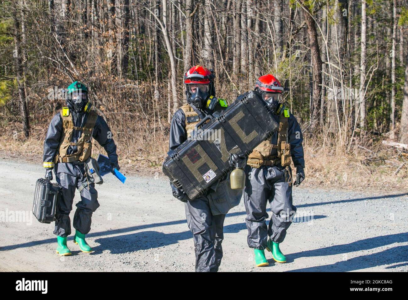 Les marins américains et les marins de la Chemical Biological incident Response Force (CBIRF) participent à un exercice de préparation à la mission (MRX) à bord de fort AP Hill, en Virginie, le 10 mars 2021. Les Marines et les marins stationnés au CBIRF organisent des événements MRX afin de maîtriser parfaitement les opérations de sauvetage, quel que soit leur poste, au cas où le CBIRF serait appelé à agir. Banque D'Images