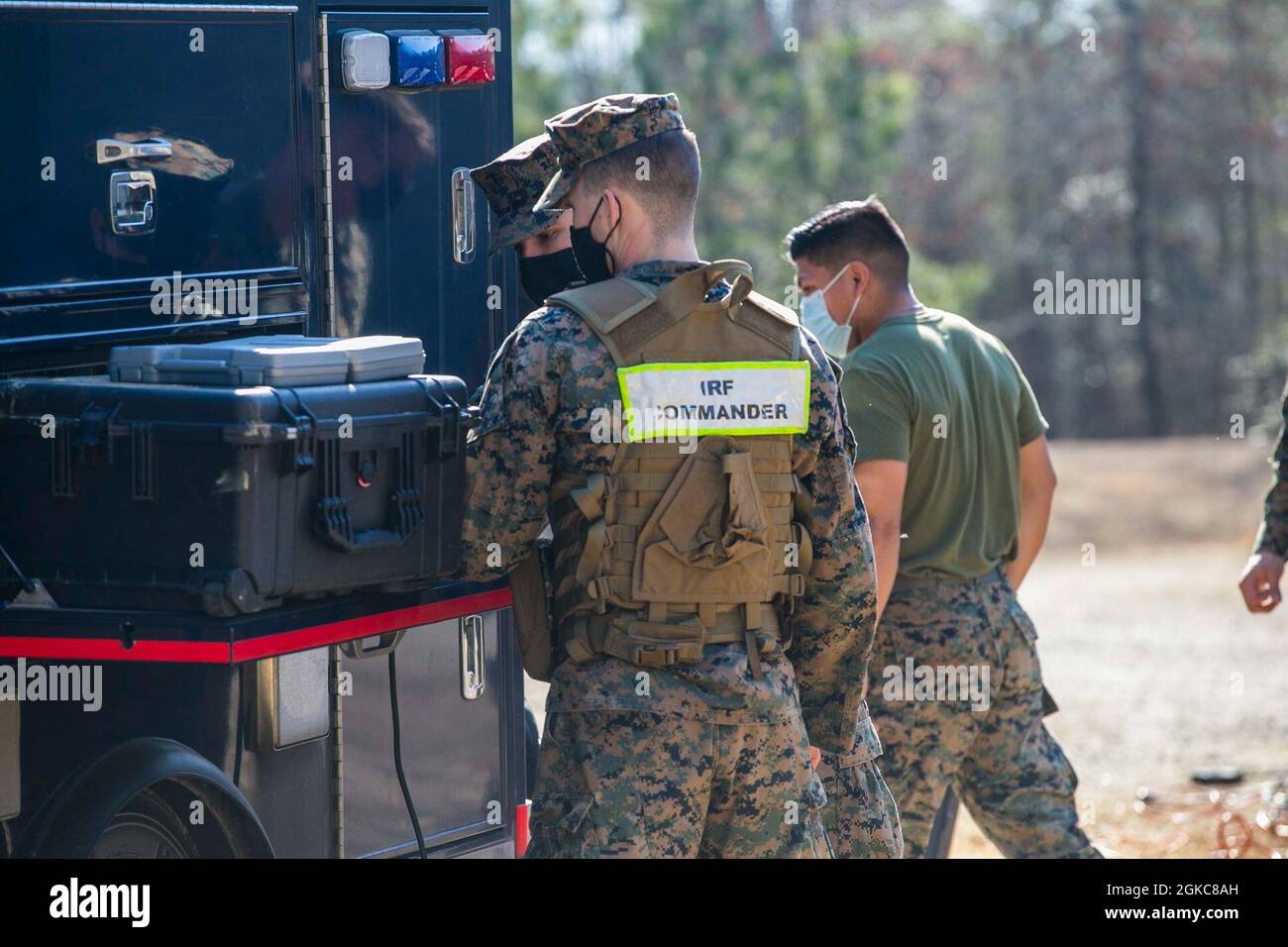 Les marins américains et les marins de la Chemical Biological incident Response Force (CBIRF) participent à un exercice de préparation à la mission (MRX) à bord de fort AP Hill, en Virginie, le 10 mars 2021. Les Marines et les marins stationnés au CBIRF organisent des événements MRX afin de maîtriser parfaitement les opérations de sauvetage, quel que soit leur poste, au cas où le CBIRF serait appelé à agir. Banque D'Images
