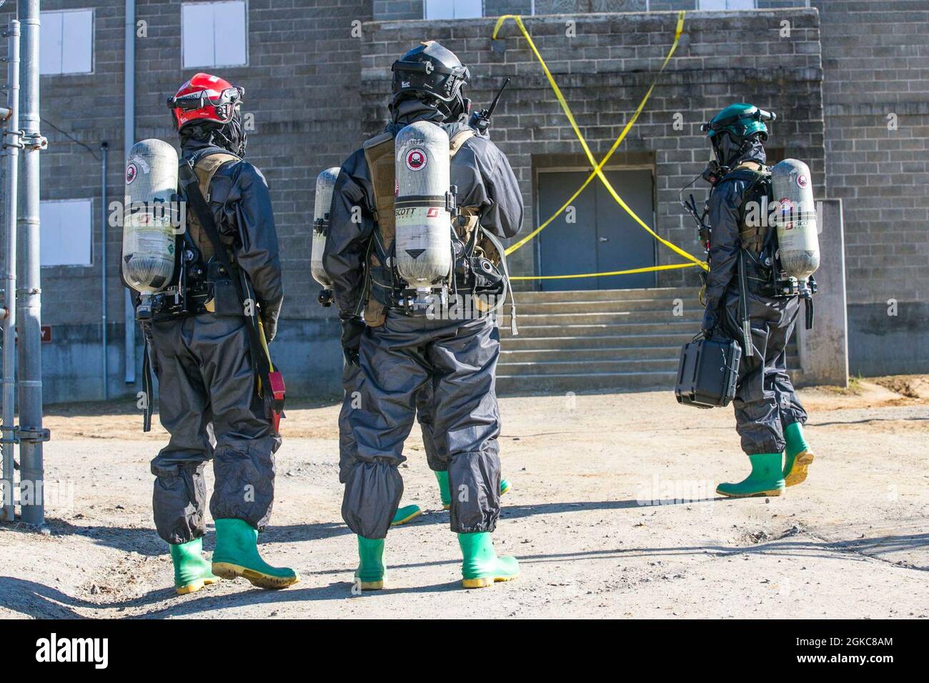 Les marins américains et les marins de la Chemical Biological incident Response Force (CBIRF) participent à un exercice de préparation à la mission (MRX) à bord de fort AP Hill, en Virginie, le 10 mars 2021. Les Marines et les marins stationnés au CBIRF organisent des événements MRX afin de maîtriser parfaitement les opérations de sauvetage, quel que soit leur poste, au cas où le CBIRF serait appelé à agir. Banque D'Images