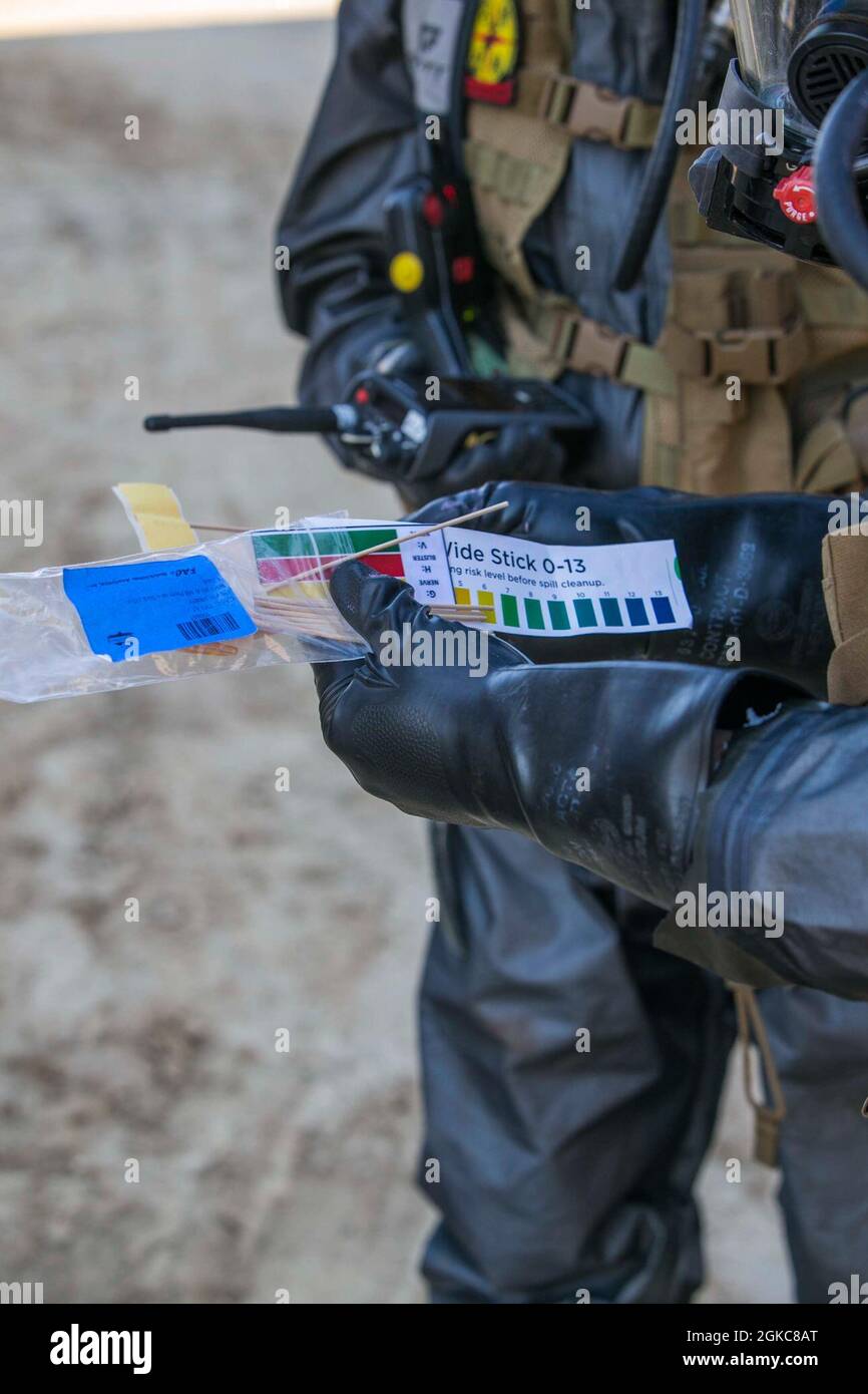 Les marins américains et les marins de la Chemical Biological incident Response Force (CBIRF) participent à un exercice de préparation à la mission (MRX) à bord de fort AP Hill, en Virginie, le 10 mars 2021. Les Marines et les marins stationnés au CBIRF organisent des événements MRX afin de maîtriser parfaitement les opérations de sauvetage, quel que soit leur poste, au cas où le CBIRF serait appelé à agir. Banque D'Images