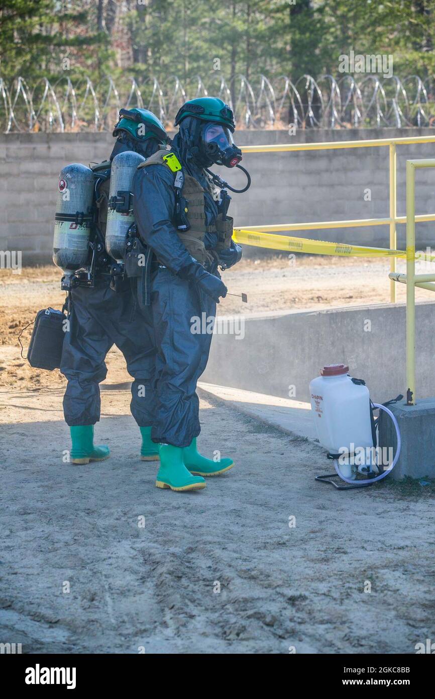 Les marins américains et les marins de la Chemical Biological incident Response Force (CBIRF) participent à un exercice de préparation à la mission (MRX) à bord de fort AP Hill, en Virginie, le 10 mars 2021. Les Marines et les marins stationnés au CBIRF organisent des événements MRX afin de maîtriser parfaitement les opérations de sauvetage, quel que soit leur poste, au cas où le CBIRF serait appelé à agir. Banque D'Images