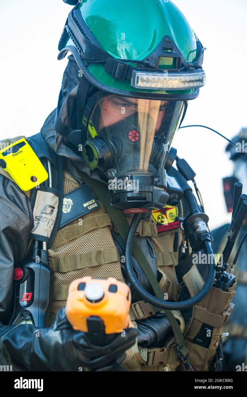 Les marins américains et les marins de la Chemical Biological incident Response Force (CBIRF) participent à un exercice de préparation à la mission (MRX) à bord de fort AP Hill, en Virginie, le 10 mars 2021. Les Marines et les marins stationnés au CBIRF organisent des événements MRX afin de maîtriser parfaitement les opérations de sauvetage, quel que soit leur poste, au cas où le CBIRF serait appelé à agir. Banque D'Images