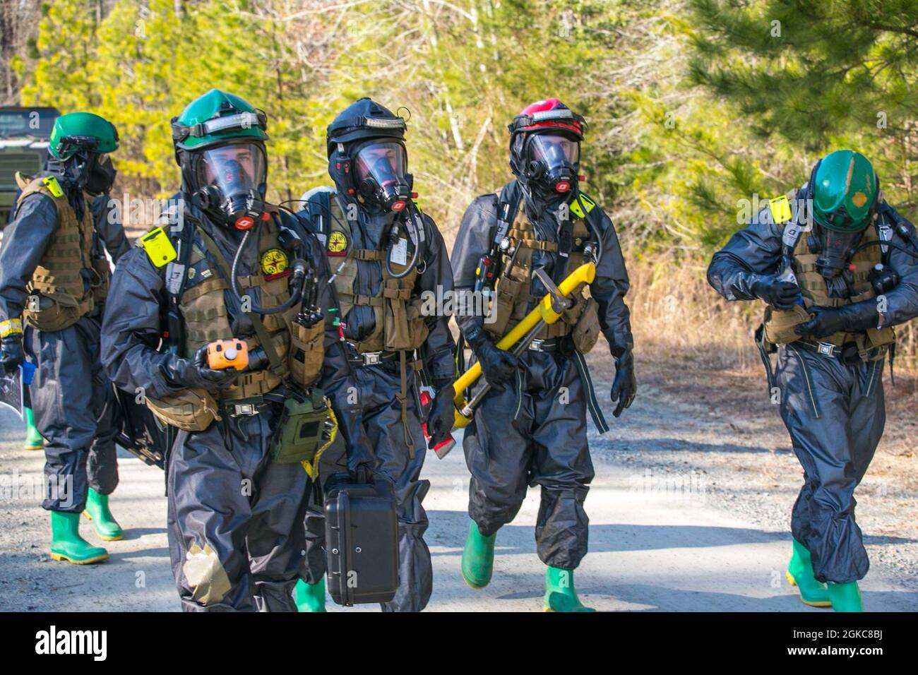 Les marins américains et les marins de la Chemical Biological incident Response Force (CBIRF) participent à un exercice de préparation à la mission (MRX) à bord de fort AP Hill, en Virginie, le 10 mars 2021. Les Marines et les marins stationnés au CBIRF organisent des événements MRX afin de maîtriser parfaitement les opérations de sauvetage, quel que soit leur poste, au cas où le CBIRF serait appelé à agir. Banque D'Images