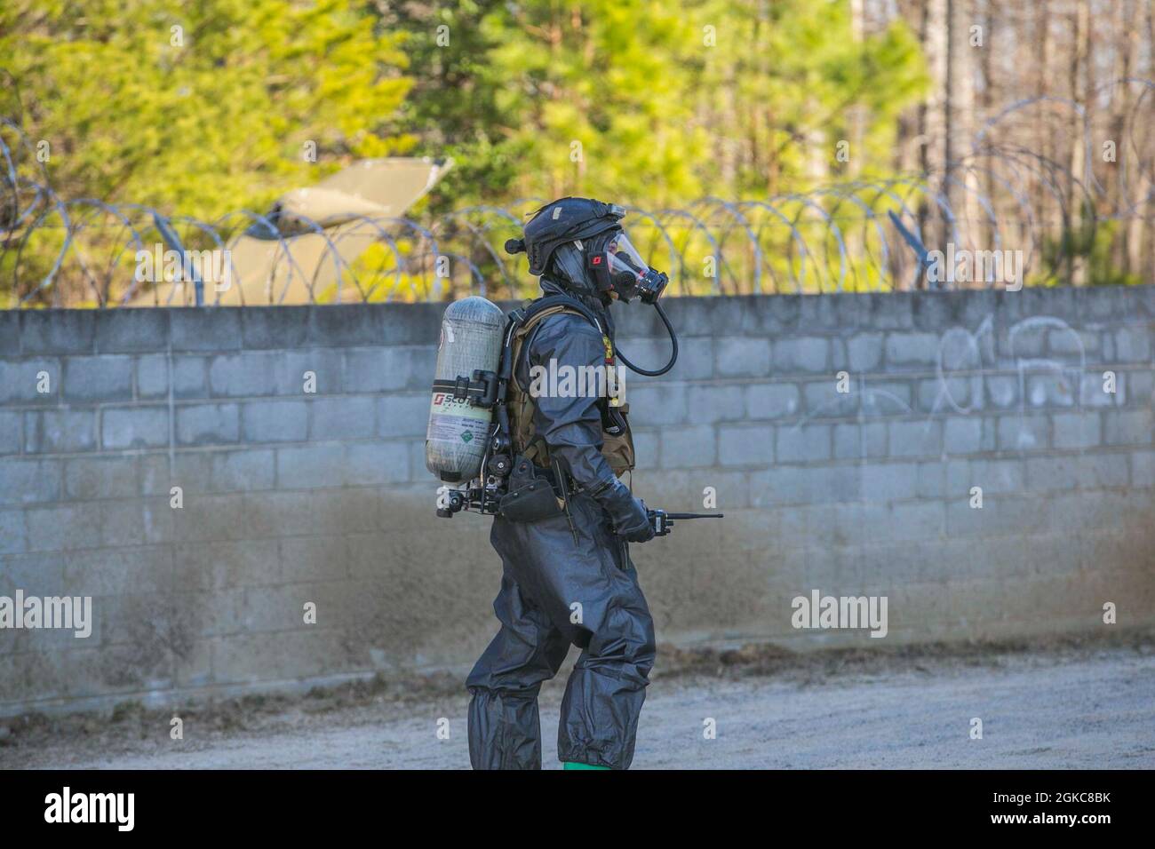 Les marins américains et les marins de la Chemical Biological incident Response Force (CBIRF) participent à un exercice de préparation à la mission (MRX) à bord de fort AP Hill, en Virginie, le 10 mars 2021. Les Marines et les marins stationnés au CBIRF organisent des événements MRX afin de maîtriser parfaitement les opérations de sauvetage, quel que soit leur poste, au cas où le CBIRF serait appelé à agir. Banque D'Images