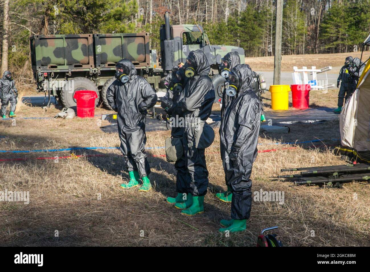 Les marins américains et les marins de la Chemical Biological incident Response Force (CBIRF) participent à un exercice de préparation à la mission (MRX) à bord de fort AP Hill, en Virginie, le 10 mars 2021. Les Marines et les marins stationnés au CBIRF organisent des événements MRX afin de maîtriser parfaitement les opérations de sauvetage, quel que soit leur poste, au cas où le CBIRF serait appelé à agir. Banque D'Images