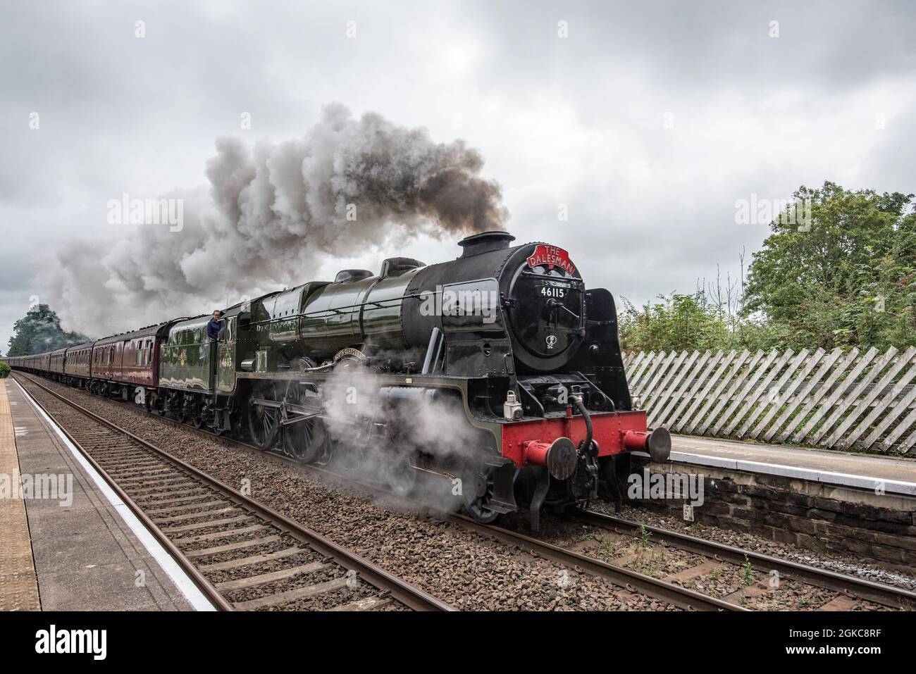 Le train à vapeur Dalesman traverse long Preston le 14 septembre 2021 (Scots Guardsman). Banque D'Images