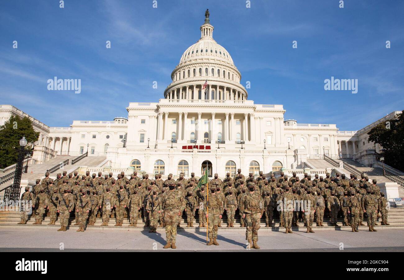 Les soldats américains de la 46e compagnie de police militaire, 177e brigade de police militaire, Garde nationale du Michigan, pose pour une photo au Capitole des États-Unis à Washington, D.C., le 10 mars 2021. Environ 1000 soldats sont retournés au Michigan après avoir appuyé l'opération Capitol Response II à la demande du Bureau de la Garde nationale et de la police du Capitole. Banque D'Images