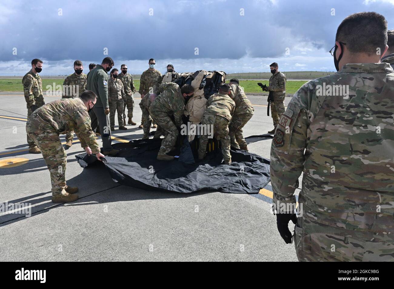 Des aviateurs du 821e Escadron d'intervention en cas d'urgence de la base aérienne de Travis, en Californie, forment des aviateurs de la base aérienne de Little Rock, en Arkansas, comment installer une tente à la base aérienne de Travis, le 10 mars 2021. Les aviateurs du 61e Escadron de transport aérien ont reçu une formation avec le 821e CRS pour présenter le concept des aviateurs multi-capacités en les formant à exécuter des tâches en dehors de leur description de travail spécifique. Banque D'Images