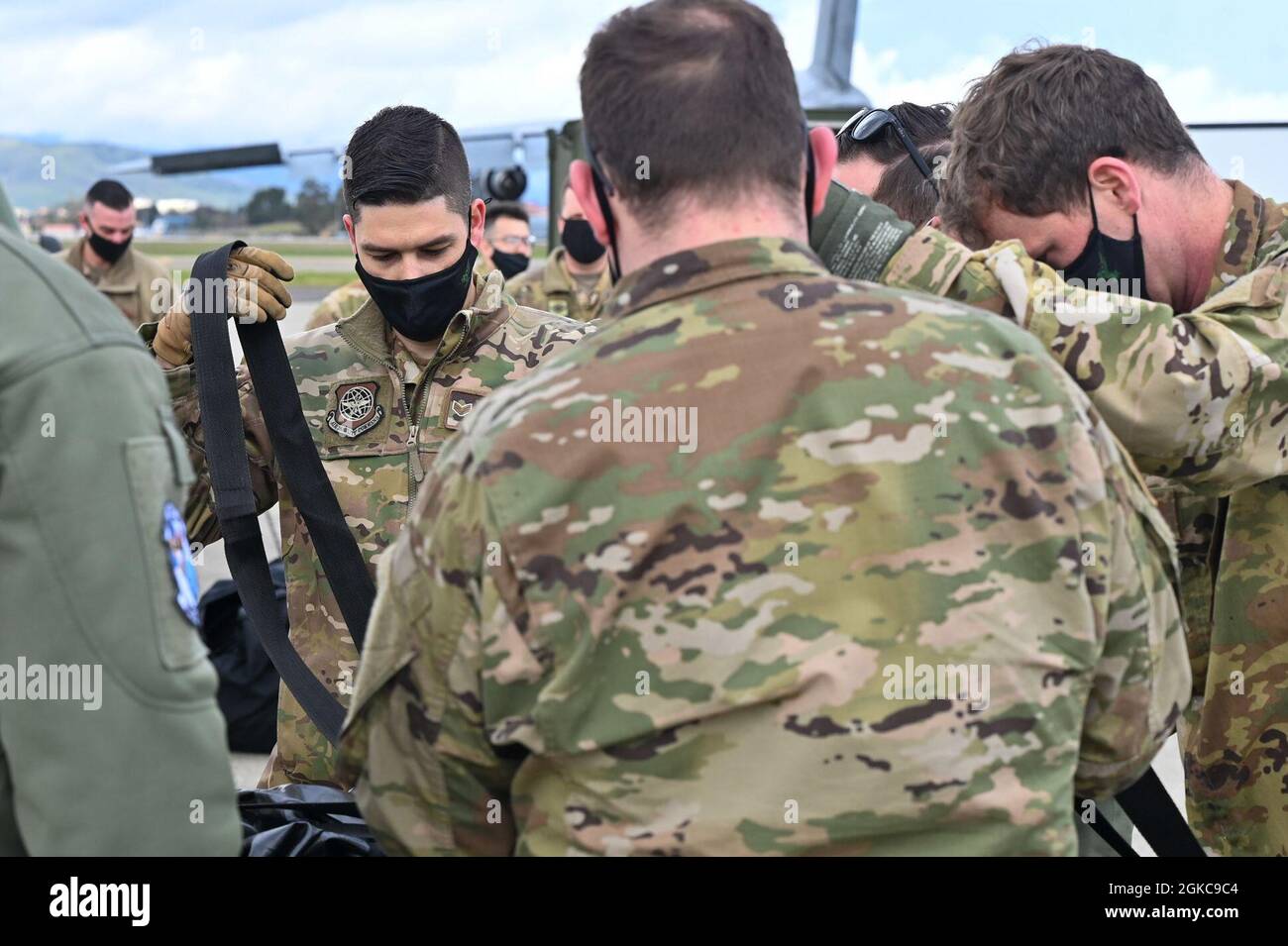 Les aviateurs de la base aérienne de Little Rock, Arkansas, se préparent à installer une tente à Travis AFB, Californie, le 10 mars 2021. Les aviateurs du 61e Escadron de transport aérien ont formé avec le 821e Escadron d'intervention en cas d'urgence pour présenter le concept d'aviateurs multicapacités en les formant à exécuter des tâches en dehors de leur description de travail spécifique. Banque D'Images