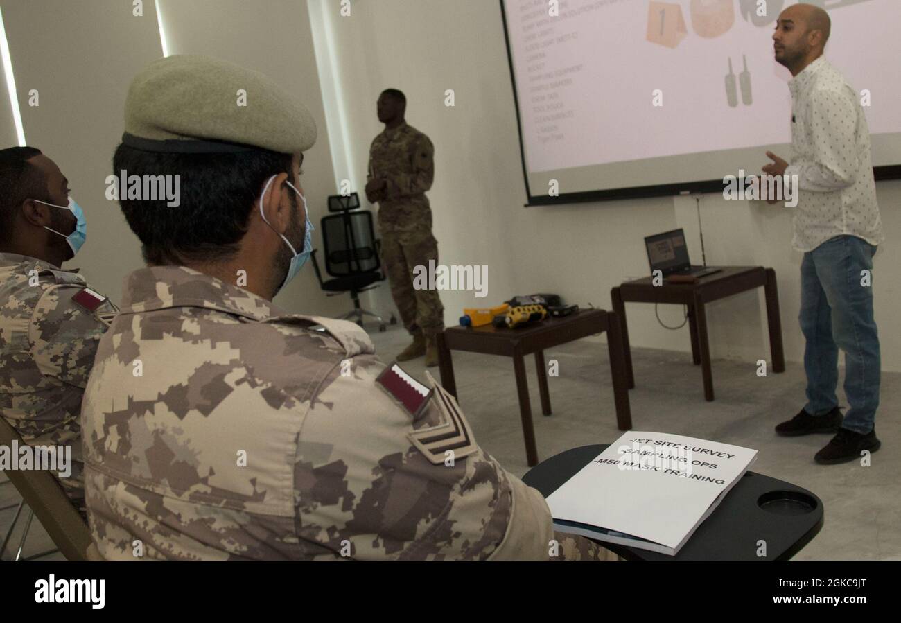 Un soldat de l'armée américaine de la 318e Compagnie chimique, 1er Bataillon, 35e Régiment blindé, 2e Brigade, 1re Division blindée, La Force opérationnelle Spartan enseigne une classe avec l'aide d'un linguiste sur place des techniques d'échantillonnage au cours d'une formation chimique, biologique, radiologique et nucléaire donnée aux soldats qatari, le 10 mars 2021, au Qatar, au cours de l'exercice Invincible Sentry. La 318e Chemical Company, de Birmingham, en Alabama, a utilisé divers équipements d'échantillonnage pour enseigner la classe, notamment le MultiRAE Pro, le détecteur d'agent chimique commun et l'IdentiFINDER R400, qui testent tous une variété Banque D'Images