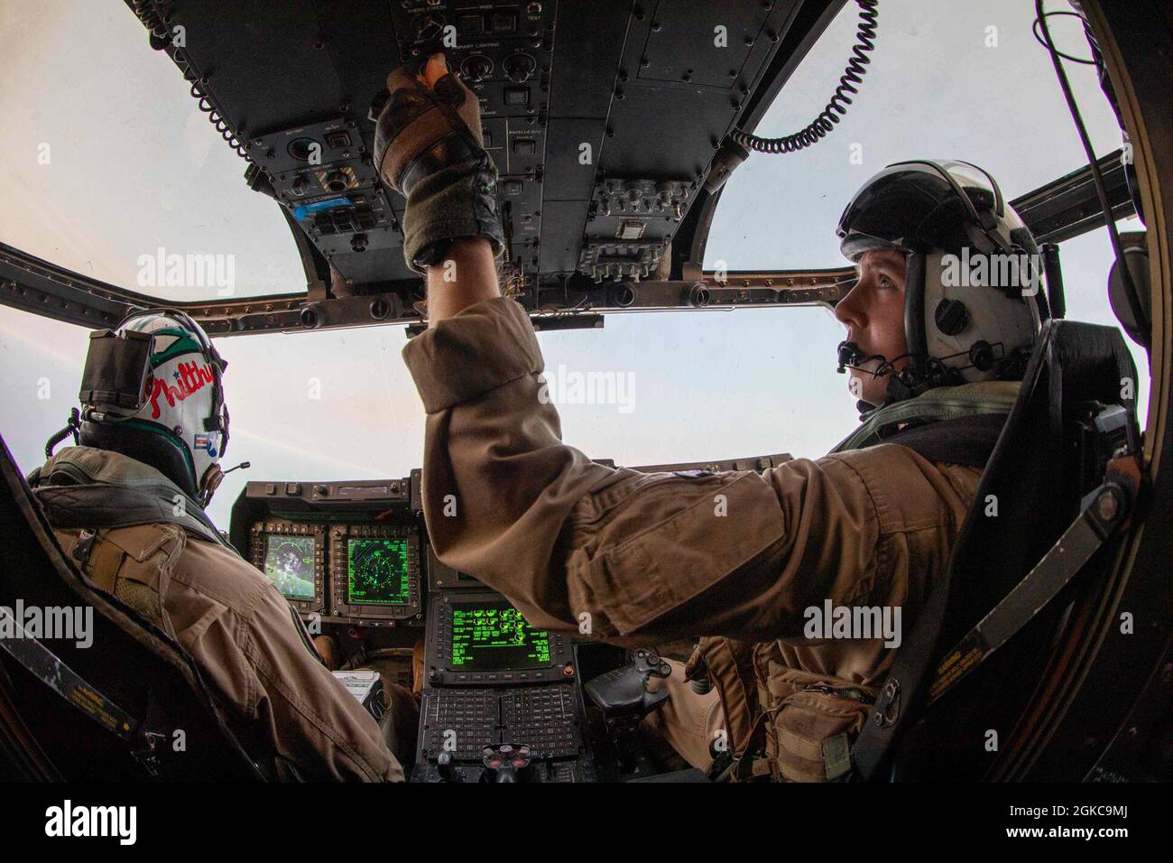 210310-N-LR905-4050 GOLFE PERSIQUE (le 10 mars 2021) – Capt Ethan Hall, corps des Marines des États-Unis, à gauche, Et le capitaine Jacob Coffey du corps des Marines des États-Unis, tous deux pilotes affectés au 42e Escadron de Tiltrotor de Marine Medium 164 (renforcé), 15e unité expéditionnaire maritime, embarqué avec le navire d'assaut amphibie USS Makin Island (LHD 8), survole un avion M-22 Osprey Tiltrotor au-dessus du golfe Arabique pour soutenir Iron Defender 21, mars 10. Iron Defender 21 est un exercice maritime bilatéral avec les Forces navales et aériennes des Émirats arabes Unis, conçu pour améliorer l'interopérabilité et la préparation, fortifier l'armée à l'armée Banque D'Images