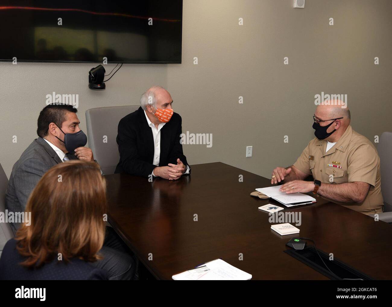 MCALLEN, Texas – (11 mars 2021) sous-ministre adjoint. Dennis Velez, commandant du Commandement du recrutement de la Marine (CNRC), a rencontré le Dr Guy Bailey, président de l'Université du Texas-Rio Grande Valley, et son personnel, au sujet des initiatives de recrutement de la Marine à Rio Bank. Velez, accompagné du chef de commandement Rick Moreyra; du recruteur en chef national, du conseiller principal en chef de la Marine Heather Charara et du leadership du Groupe d'acquisition de talents de la Marine (NTAG) San Antonio, a visité des stations de recrutement dans la vallée du Rio Grande pour superviser l'accomplissement de la mission et vérifier le bien-être des marins. Le CNRC se compose d'un quartier général de commandement, Banque D'Images