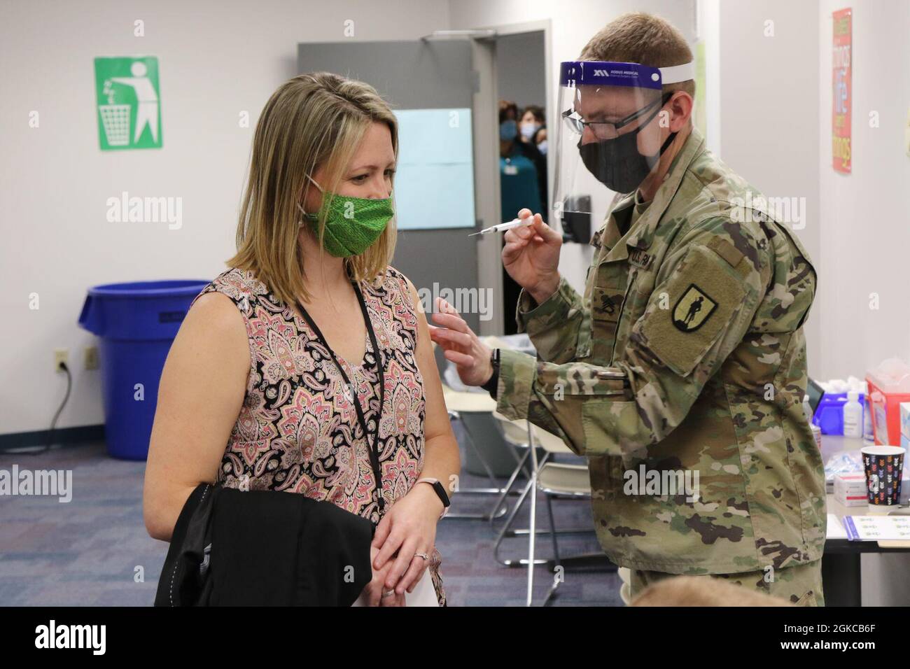 Sergent d'état-major Tyler Lundquist, un medic du site de formation du bataillon médical de la Garde nationale de Pennsylvanie, vaccine un éducateur contre le COVID-19 mar. 11, 2021, à l'unité intermédiaire de la région de la capitale à Enola, en Pennsylvanie. Près de 90 membres de la Garde nationale de Pennsylvanie soutiennent les cliniques de vaccination du COVID-19 pour les enseignants et le personnel scolaire dans sept sites de Pennsylvanie. Banque D'Images