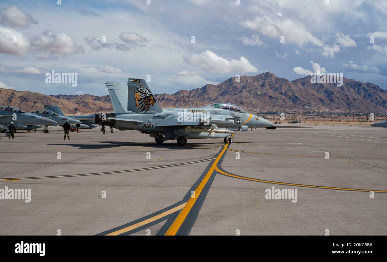 Un growler EA-18G affecté à l'escadron d'attaque électronique (VAQ) 138 « RAMPAGE » à la base aérienne de la Marine Whidbey Island (Washington), taxi le long de la ligne de vol à la base aérienne de Nellis, Nevada, 11 mars 2021. Le Growler est un dérivé du F/A-18 Hornet, l’avion de frappe maritime de la Marine américaine. Banque D'Images
