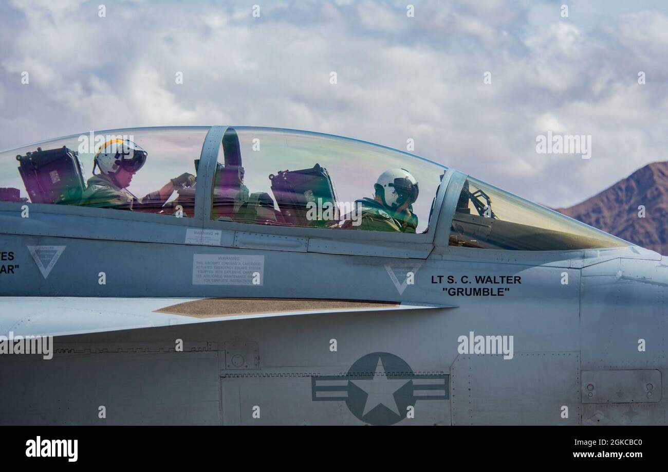 Deux pilotes de la marine américaine ont été affectés à l’escadron d’attaque électronique (VAQ) 138 ‘RAMPAGE!’ À la base aéronavale de Whidbey Island, Washington, préparez-vous à voler pendant le Red Flag 21-2 à la base aérienne de Nellis, Nevada, le 11 mars 2021. Le Growler est un dérivé du F/A-18 Hornet, l’avion de frappe maritime de la Marine américaine. Banque D'Images
