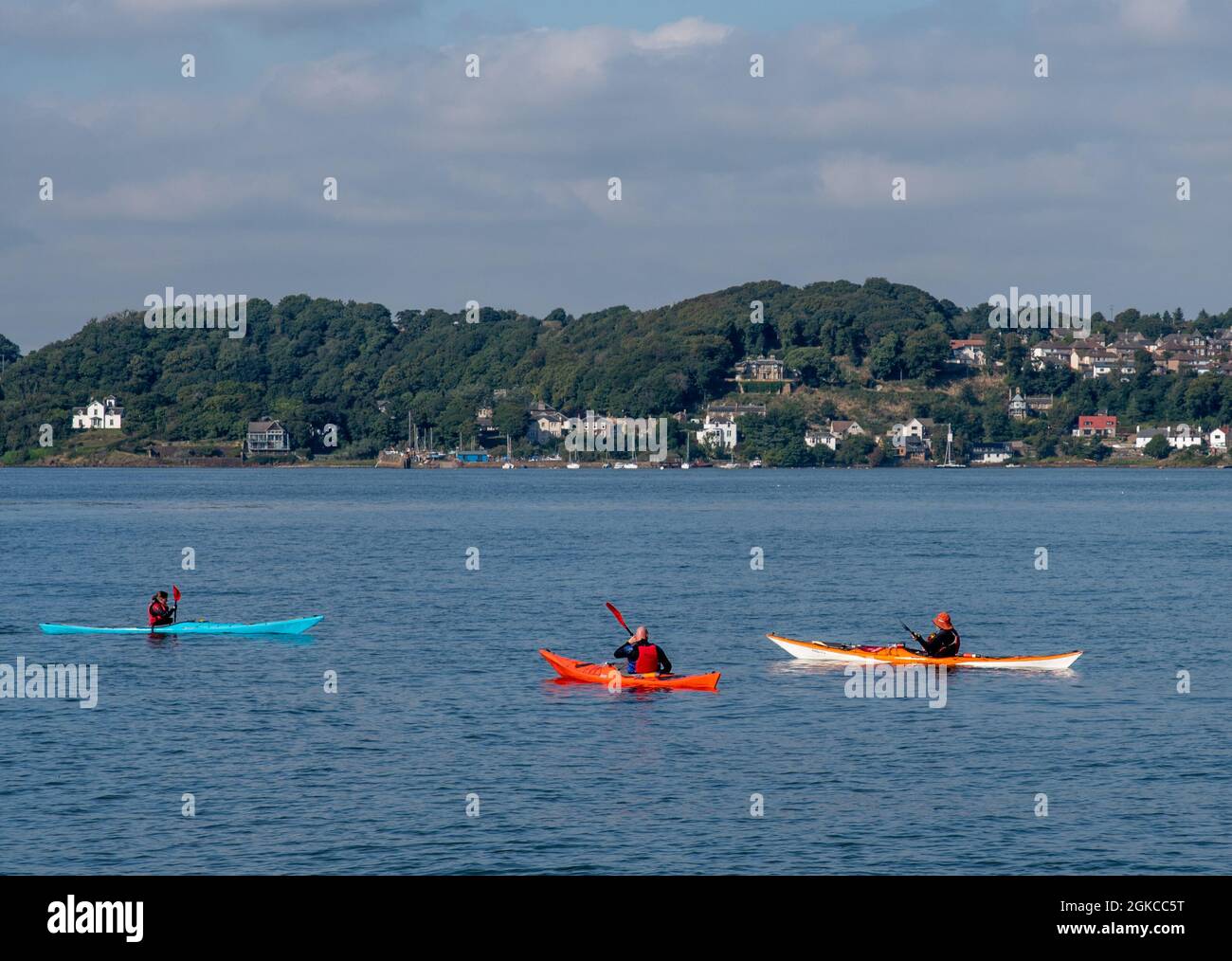 South Queensferry, Édimbourg, Écosse 7 septembre 2021 - trois kayaks sur la rivière Forth à Queensferry par une journée ensoleillée avec un ciel clair. Banque D'Images