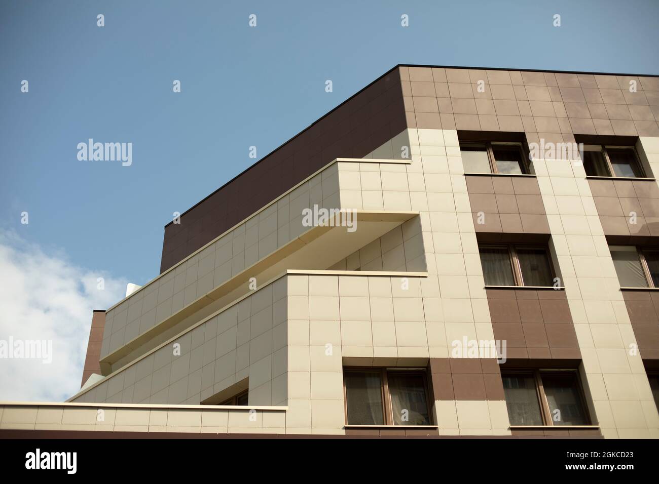 Bâtiment moderne. Revêtement beige et marron dans le bâtiment des bureaux. Détails architecturaux. Trois étages dans le cadre. Banque D'Images