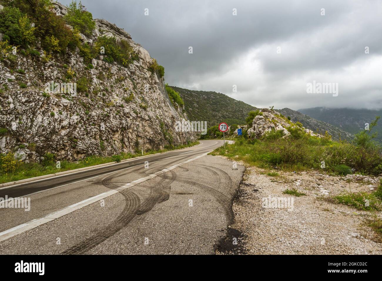 Paysage de route de montagne pris au Monténégro à l'extérieur de la ville de Kotor. Personne Banque D'Images