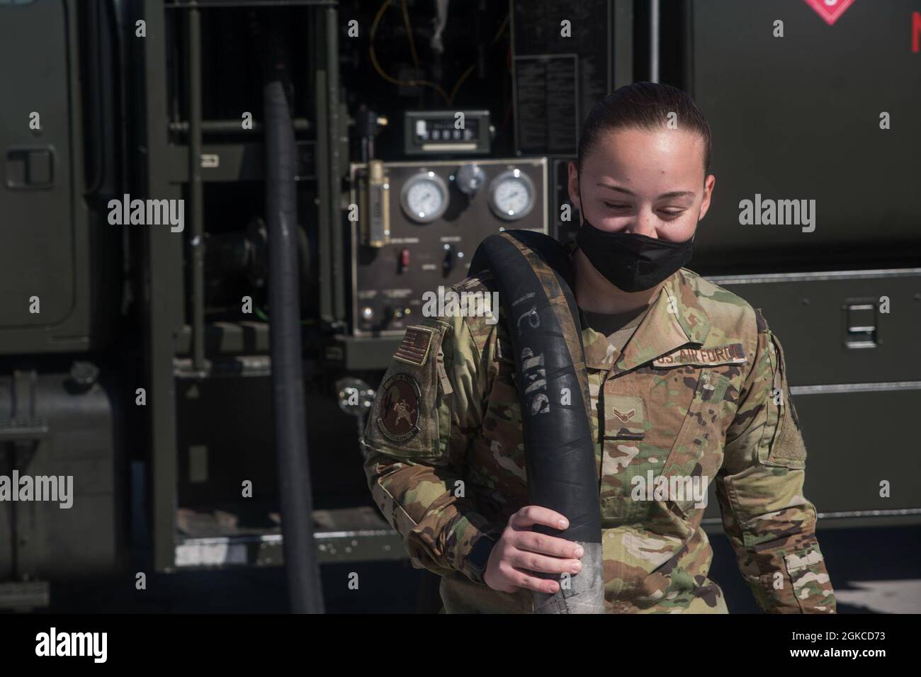 Airman de 1re classe Kaitlyn Cooley, 355e Escadron de préparation logistique, alimente une troupe, tire un tuyau sur la ligne de vol à la base aérienne Davis-Monthan, Arizona, le 11 mars 2021. Cooley est responsable du ravitaillement en carburant des aéronefs pour s'assurer qu'ils sont en mesure de mener leurs missions de façon sécuritaire et opportune. Banque D'Images