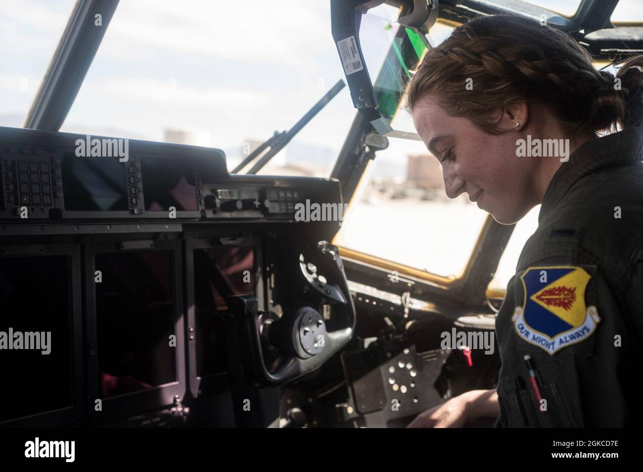 La 1re Lt. Elizabeth Jasper, du 79e Escadron de sauvetage HC-130J, pilote du combat King II, effectue des vérifications à la base aérienne Davis-Monthan, Arizona, le 11 mars 2021. Jasper effectue des missions de recherche et de sauvetage au combat à titre de pilote dans le HC-130, la seule plate-forme de récupération du personnel à voilure fixe de la Force aérienne. Banque D'Images