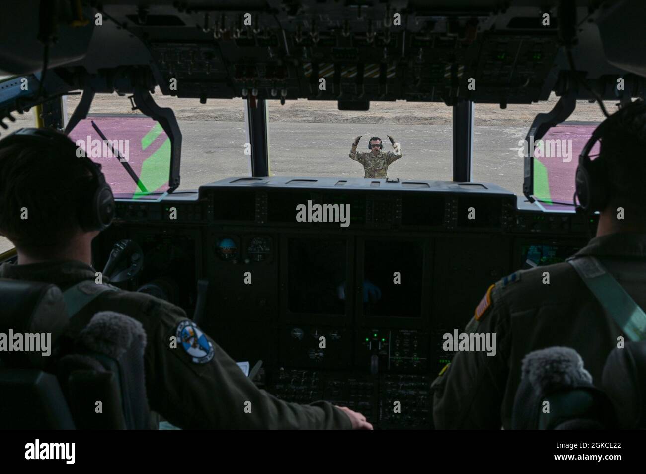 Sgt. Maître Daniel Insurriaga, coordonnateur de la rampe du 61e Escadron de transport aérien, guide dans un C-130J Super Hercules à l'aérodrome de l'Armée Michael, le 11 mars 2021. L’épreuve d’entraînement multiÉtats du 61e Escadron de transport aérien a testé la capacité de l’unité à fournir un transport aérien de combat agile avec un encombrement minimal. Banque D'Images