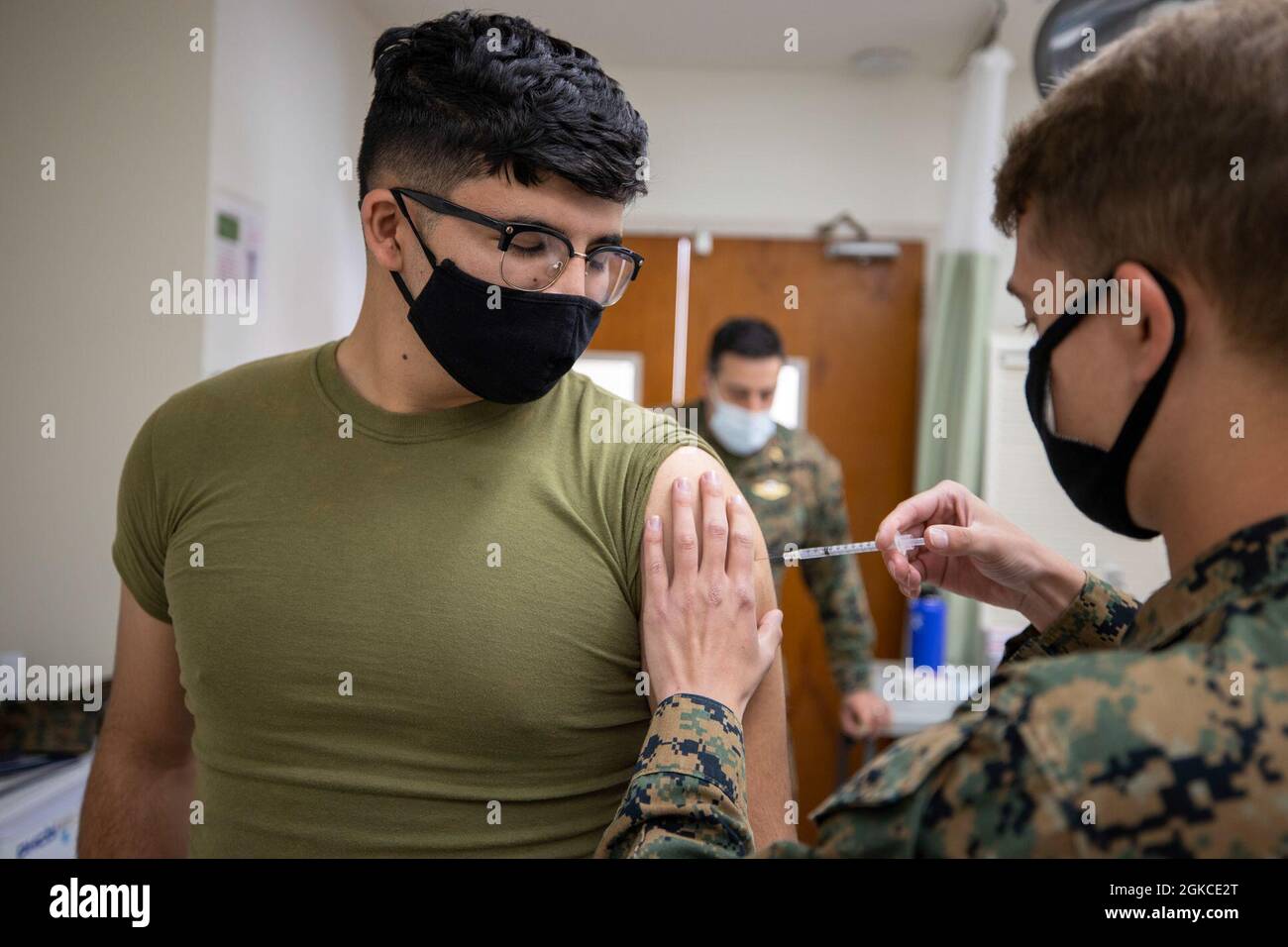 CAMP PENDLETON, Californie (11 mars 2021) Un Corpsman de la marine américaine administre un vaccin COVID-19 à un Marine au cours d'un SHOTEX à Camp Pendleton, en Californie. PHOTO DU corps des Marines DES ÉTATS-UNIS par lance Cpl. Abigail Paul. Banque D'Images