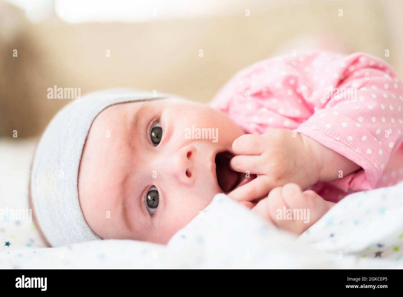 Portrait En Gros Plan D Un Bebe Magnifique Sur Fond Lumineux Photo Stock Alamy