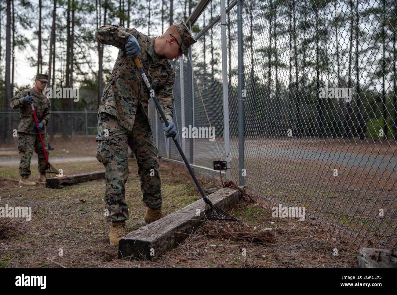 U.S. Marine corps PFC. Tyson Quintero, avec Marine corps Embassy Security Group, aide à effectuer un nettoyage au parc Lunga à bord de la base des Marines Quantico, Virginie, 12 mars 2021. Le parc Lunga est le plus grand et le plus populaire plan d'eau de la base, mais il a été fermé en 2012 en raison de la découverte d'une ordonnance non explosée de la Seconde Guerre mondiale trouvée dans la région. Les Marines se portent volontaires pour participer au nettoyage afin de rouvrir la zone récréative de Dès que possible, mais la réouverture est prévue en juin. Banque D'Images