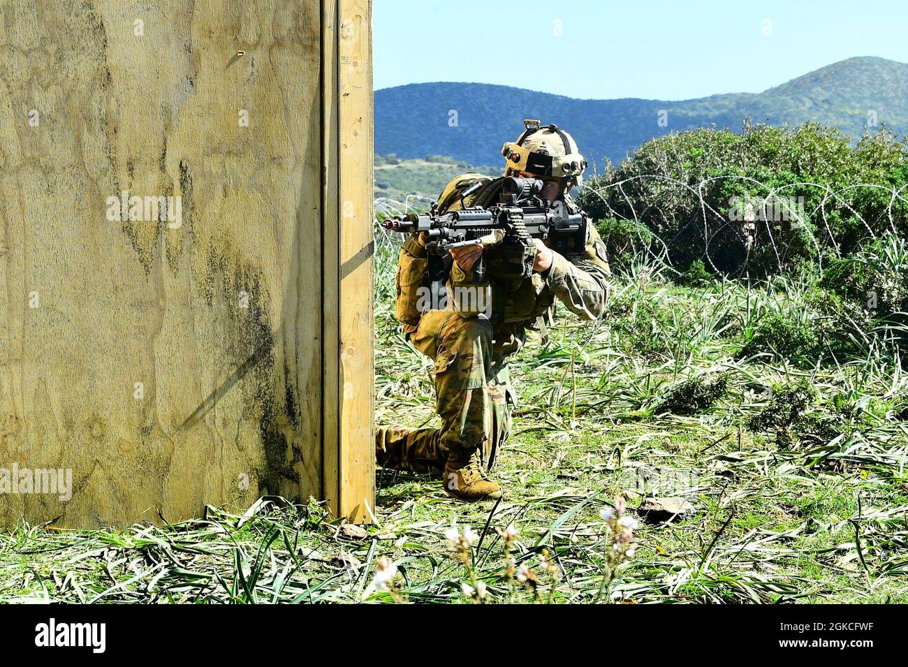 Le parachutiste de l'armée américaine affecté à la Compagnie d'attaque, 1er Bataillon, 503e Régiment d'infanterie, 173e Brigade aéroportée engage une cible, lors de l'exercice Eagle Pangea dans la zone d'entraînement majeur de l'armée italienne Capo Teulada sur l'île de Sardaigne, Italie Mar. 11, 2021 dans des conditions de prévention Covid-19. L'exercice Eagle Pangea est un 1-503e EN Squad Live Fire et Platon External Evaluation événement de formation. La 173e Brigade aéroportée est la Force d'intervention en cas d'urgence de l'armée américaine en Europe, capable de projeter des forces prêtes n'importe où dans les zones américaines d'Europe, d'Afrique ou de commandement central de la resp Banque D'Images