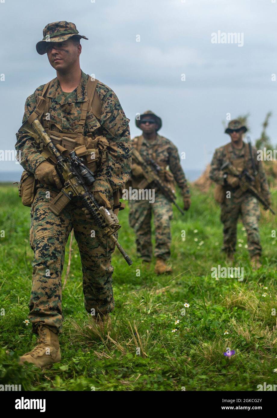 Marines des États-Unis avec 3d Battalion, 8th Marine Regiment, 3d Marine Division, patrouille pendant Castaway 21.1 à IE Shima, Okinawa, Japon, 12 mars 2021. Cet exercice a démontré la capacité du corps des Marines à s’intégrer à la force conjointe pour s’emparer et défendre des terrains maritimes clés, fournir un soutien de faible envergure et exécuter des feux de précision à longue portée à l’appui d’opérations navales à partir d’une base expéditionnaire avancée. Banque D'Images