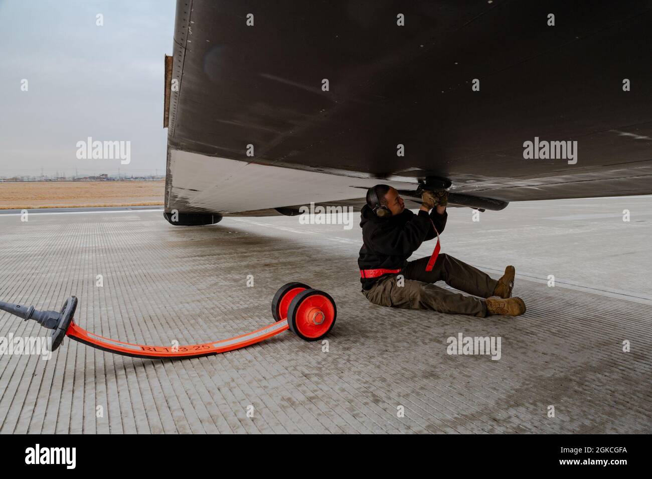 L'aviateur de 1re classe Tran Patrick, apprenti-carburant du 5e Escadron de reconnaissance, prépare l'avion pour le soutien du pogo qui sera placé à la base aérienne d'Osan, République de Corée, le 12 mars 2021. Les bâtons de Pogo sont des dispositifs en aluminium à ressort d'environ quatre pieds de long qui aident l'avion de la Dame du Dragon U-2 à équilibrer sa portée d'aile de 105 pieds au sol. Banque D'Images