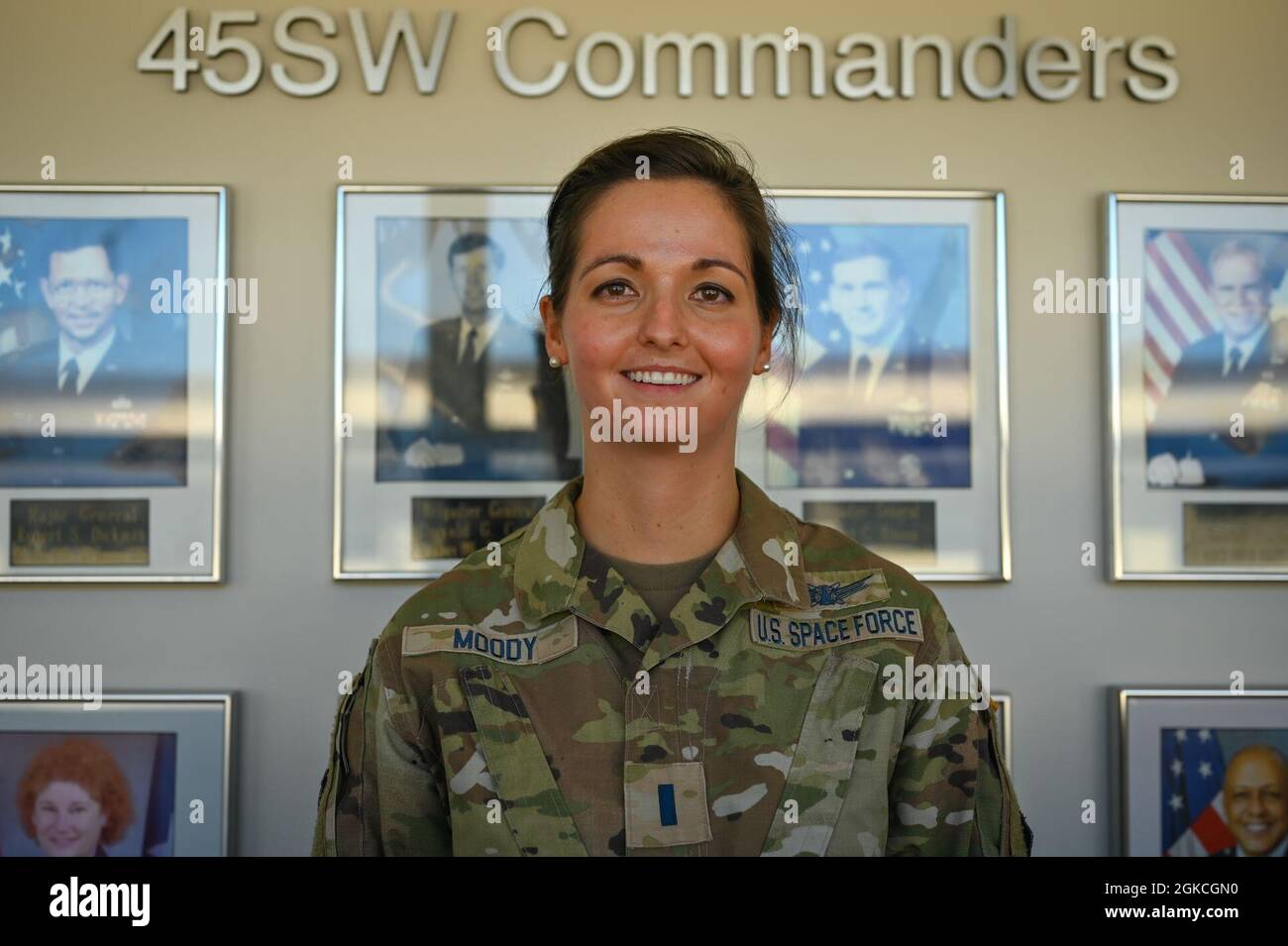 Le 1er lieutenant Samantha Moody, chef du Groupe d'action du commandant pour la 45e Escadre spatiale, pose un portrait environnemental à la base de la Force spatiale Patrick, Floride, le 12 mars 2021. Moody s’est présenté à la série People of Patrick de la 45e Escadre spatiale, qui donne un aperçu des avions de la PSFB et de la Station spatiale Cape Canaveral et des expériences de Guardian. Banque D'Images