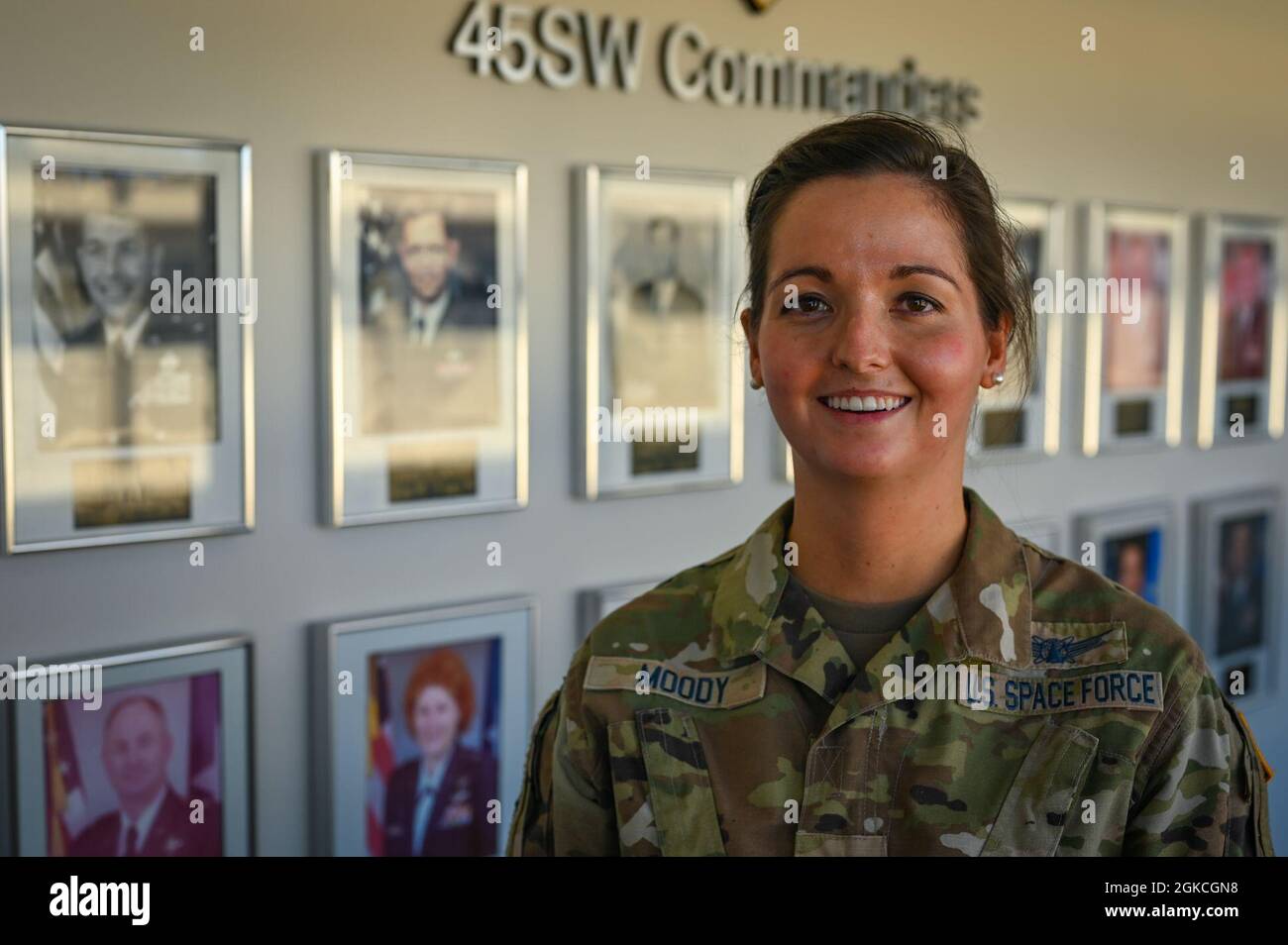 Le 1er lieutenant Samantha Moody, chef du Groupe d'action du commandant pour la 45e Escadre spatiale, pose un portrait environnemental à la base de la Force spatiale Patrick, Floride, le 12 mars 2021. Moody s’est présenté à la série People of Patrick de la 45e Escadre spatiale, qui donne un aperçu des avions de la PSFB et de la Station spatiale Cape Canaveral et des expériences de Guardian. Banque D'Images