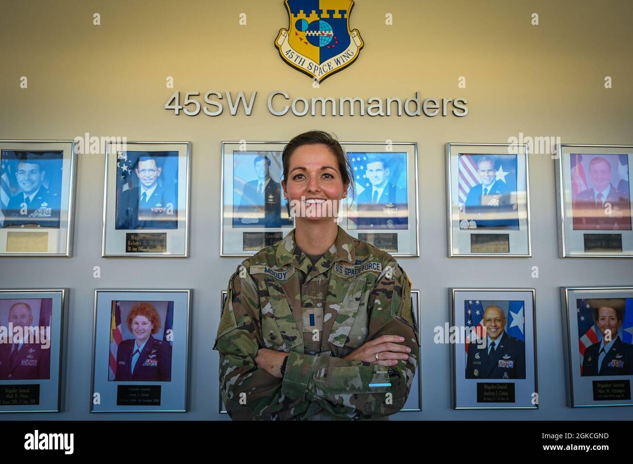 Le 1er lieutenant Samantha Moody, chef du Groupe d'action du commandant pour la 45e Escadre spatiale, pose un portrait environnemental à la base de la Force spatiale Patrick, Floride, le 12 mars 2021. Moody s’est présenté à la série People of Patrick de la 45e Escadre spatiale, qui donne un aperçu des avions de la PSFB et de la Station spatiale Cape Canaveral et des expériences de Guardian. Banque D'Images
