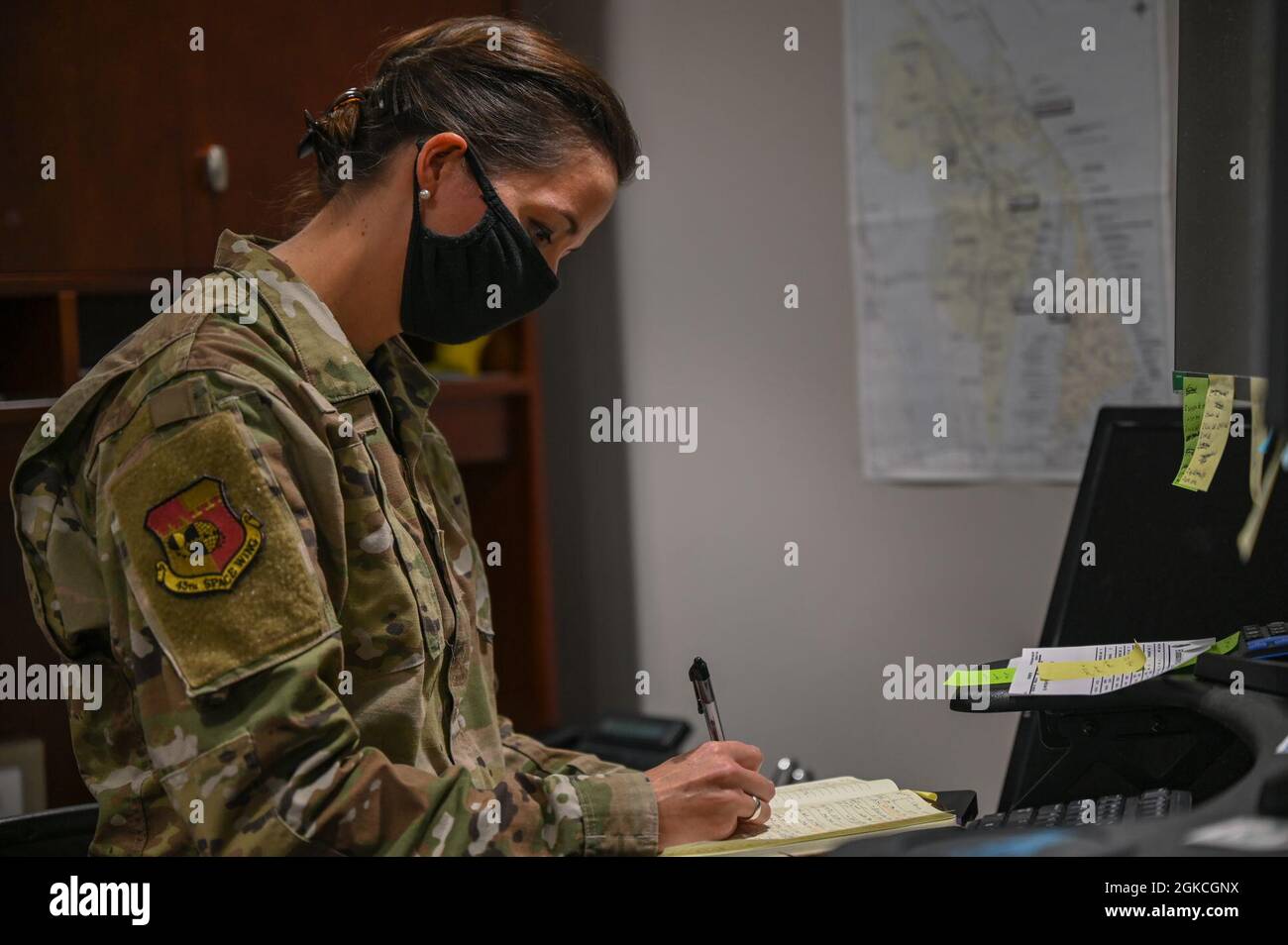 Le 1er lieutenant Samantha Moody, chef du Groupe d'action du commandant pour la 45e Escadre spatiale, pose un portrait environnemental à la base de la Force spatiale Patrick, Floride, le 12 mars 2021. Moody s’est présenté à la série People of Patrick de la 45e Escadre spatiale, qui donne un aperçu des avions de la PSFB et de la Station spatiale Cape Canaveral et des expériences de Guardian. Banque D'Images