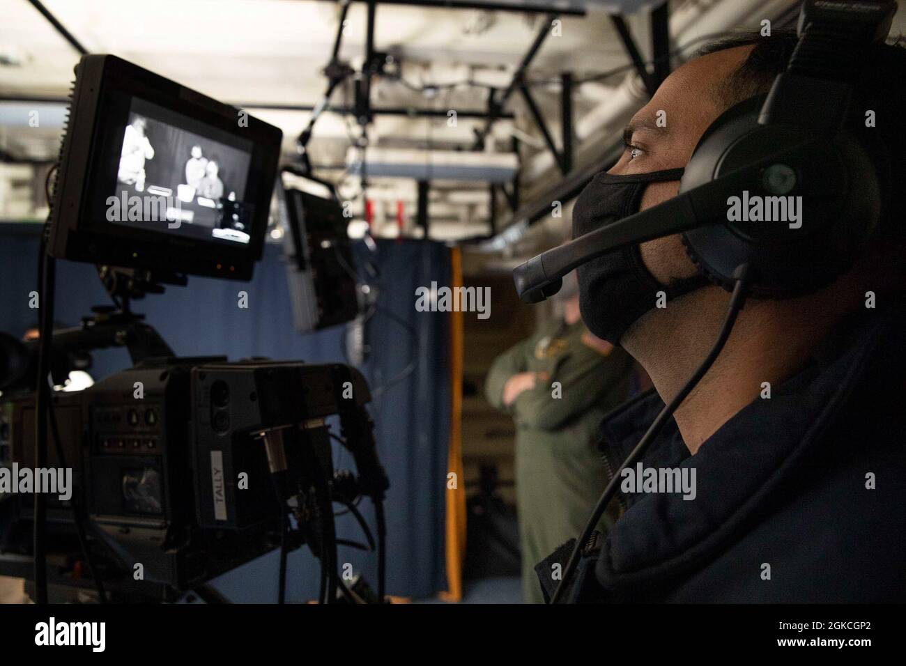 Michael Flesch, spécialiste de la communication de masse, 3e classe, de Chula Vista, Californie, affecté à l'USS George W. Bush (CVN XX), affecté temporairement au service des médias de l'USS Gerald R. Ford (CVN 78), filme les remarques préliminaires de la triade de direction de Ford pour la prochaine manifestation extrémiste du navire, le 12 mars 2021. Ford est en cours dans l'océan Atlantique en menant un événement indépendant de vapeur. Banque D'Images