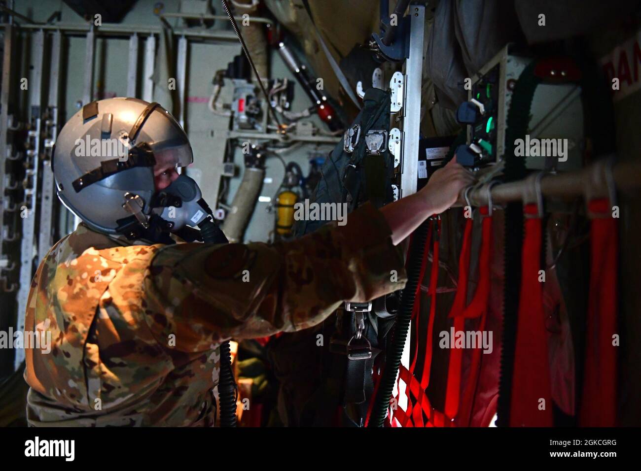 Tech. Sgt. Elizabeth Patton, chargée de charge du 41e Escadron de transport aérien, vérifie les régulateurs de débit d’air sur son masque au cours des vérifications initiales d’un vol patrimonial pour femme à la base aérienne de Little Rock, Arkansas, le 12 mars 2021. Le vol du patrimoine a commémoré le mois de l’histoire des femmes et était composé d’une équipage de conduite et d’une équipe d’entretien entièrement féminins. Banque D'Images