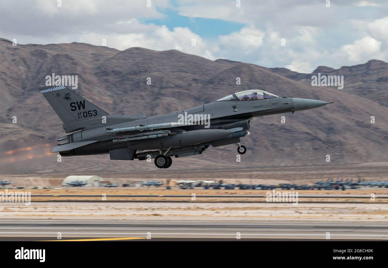 Un avion de chasse F-16CM, affecté à la 20e Escadre de chasseurs, à la base aérienne de Shaw, en Caroline du Sud, prend son envol pour une mission du drapeau rouge 21-2 à la base aérienne de Nellis, au Nevada, le 12 mars 2021. Red Flag a lieu sur la gamme d'essais et d'entraînement du Nevada et fournit au combattant un espace de bataille flexible, réaliste et multidimensionnel pour mener une formation avancée des services militaires américains et des forces de coalition. Banque D'Images
