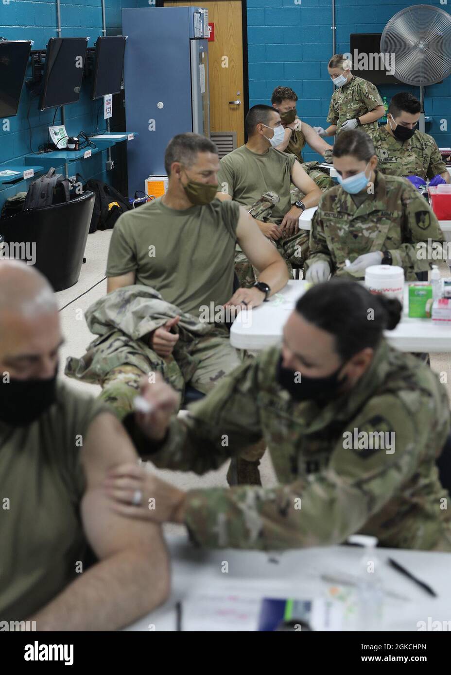 Les soldats ont reçu le vaccin Janssen COVID-19 lors du déploiement de l'opération Med Spear au camp Arifjan, au Koweït, le 13 mars 2021, des soldats médicaux déployés dans le camp avec le 228e hôpital de soutien au combat de la Réserve de l'Armée de terre. L'utilisation du vaccin Janssen a été approuvée par la Food and Drug Administration le 27 février 2021 et est déjà possible pour une large distribution. Banque D'Images