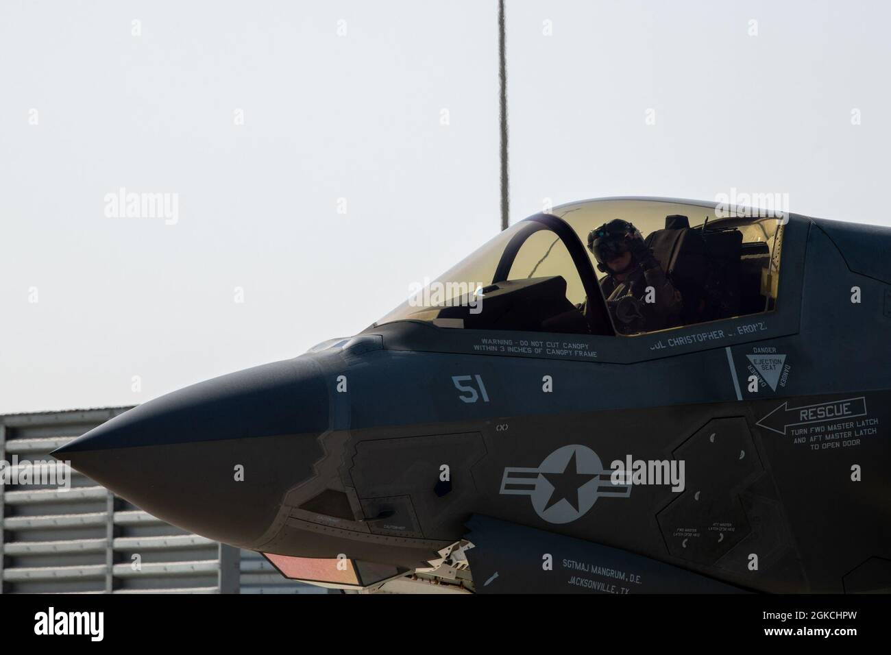 Un pilote de la F-35B Lightning II de la Force aérienne des États-Unis avec le Marine Medium Tiltrotor Squadron 164 (renforcé), 15e unité expéditionnaire maritime, se prépare au décollage à la base aérienne d'Al Udeid, Qatar, le 3 mars 2021. Le F-35B Lightning IIS est un chasseur de 5e génération et capable d'un atterrissage vertical, conçu spécifiquement pour l'atterrissage sur un porte-avions. Banque D'Images