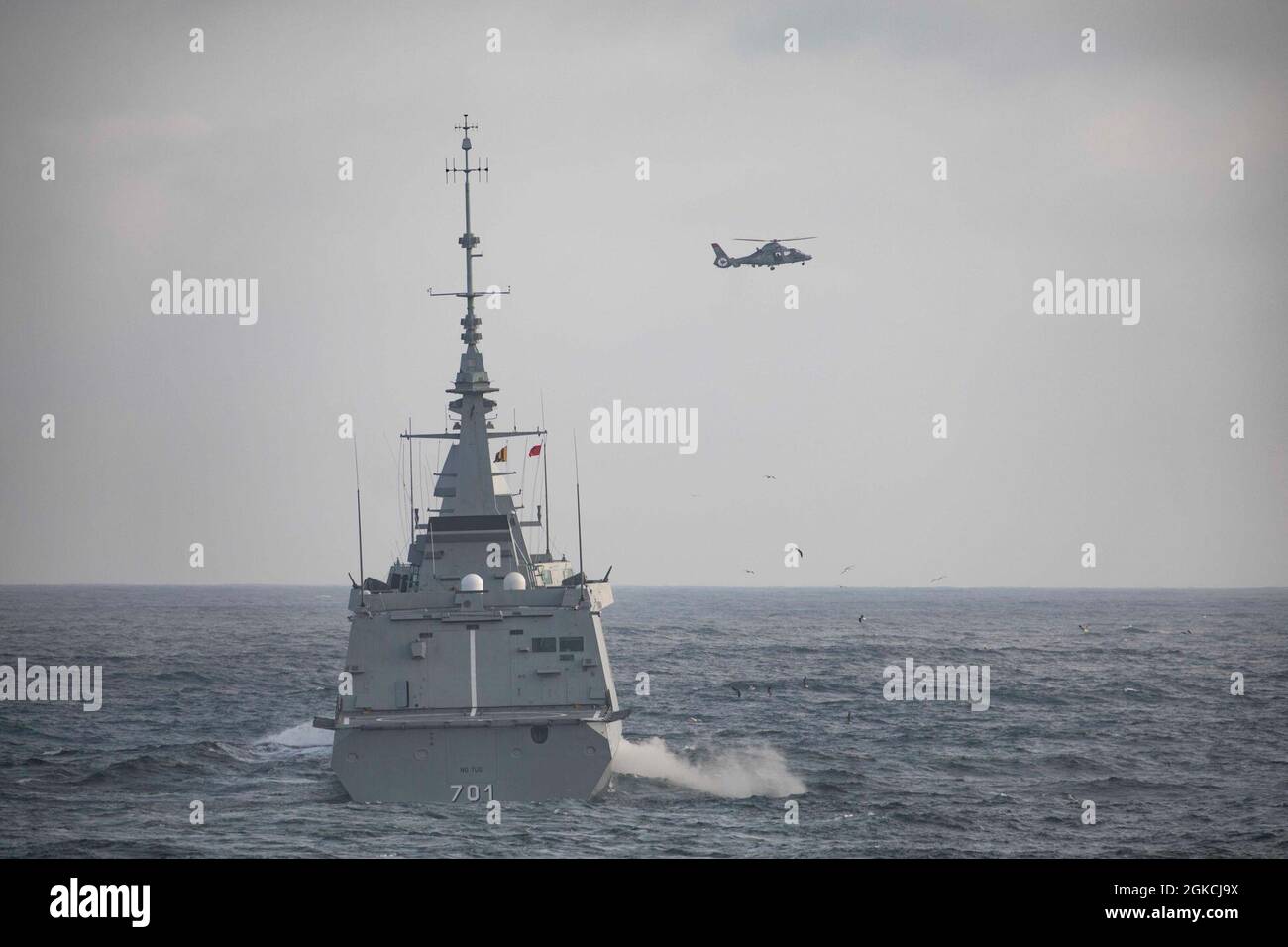 210313-N-BM428-0029 OCÉAN ATLANTIQUE (13 mars 2021) la frégate polyvalente RMN Muhammed VI (F 701) participe à l'exercice Atlas Handshake avec le destroyer de missile guidé de classe Arleigh Burke USS porter (DDG 78), 13 mars 2021. Porter, déployé vers l'avant à Rota, en Espagne, est en cours de sa neuvième patrouille dans la zone de la Sixième flotte des États-Unis pour soutenir les intérêts nationaux et la sécurité des États-Unis en Europe et en Afrique. Banque D'Images