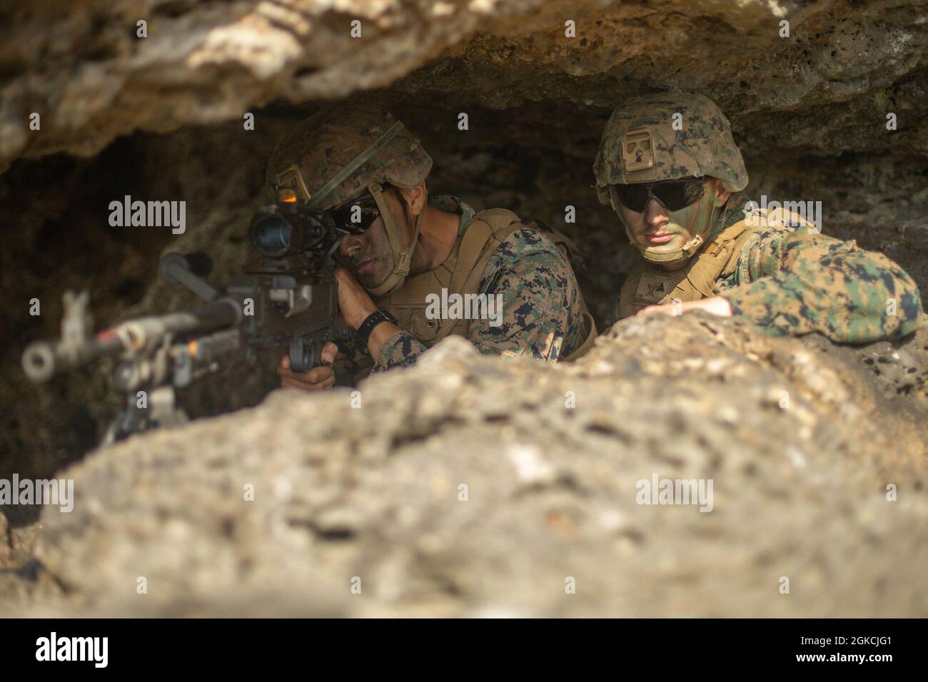 Caporal de lance du corps des Marines des États-Unis Joseph Lopez et lance Cpl. Zachary Jurkovski, deux mitrailleurs du bataillon 3d, 8e Régiment Marine, division marine 3d, examine leur secteur de feu pendant le Castaway 21.1 à IE Shima, Okinawa, Japon le 13 mars 2021. Cet exercice a démontré la capacité du corps des Marines à s’intégrer à la force conjointe pour s’emparer et défendre des terrains maritimes clés, fournir un soutien de faible envergure et exécuter des feux de précision à longue portée à l’appui d’opérations navales à partir d’une base expéditionnaire avancée. Lopez est originaire de long Island, New York. Jurkovski est originaire de Big Lake, Banque D'Images