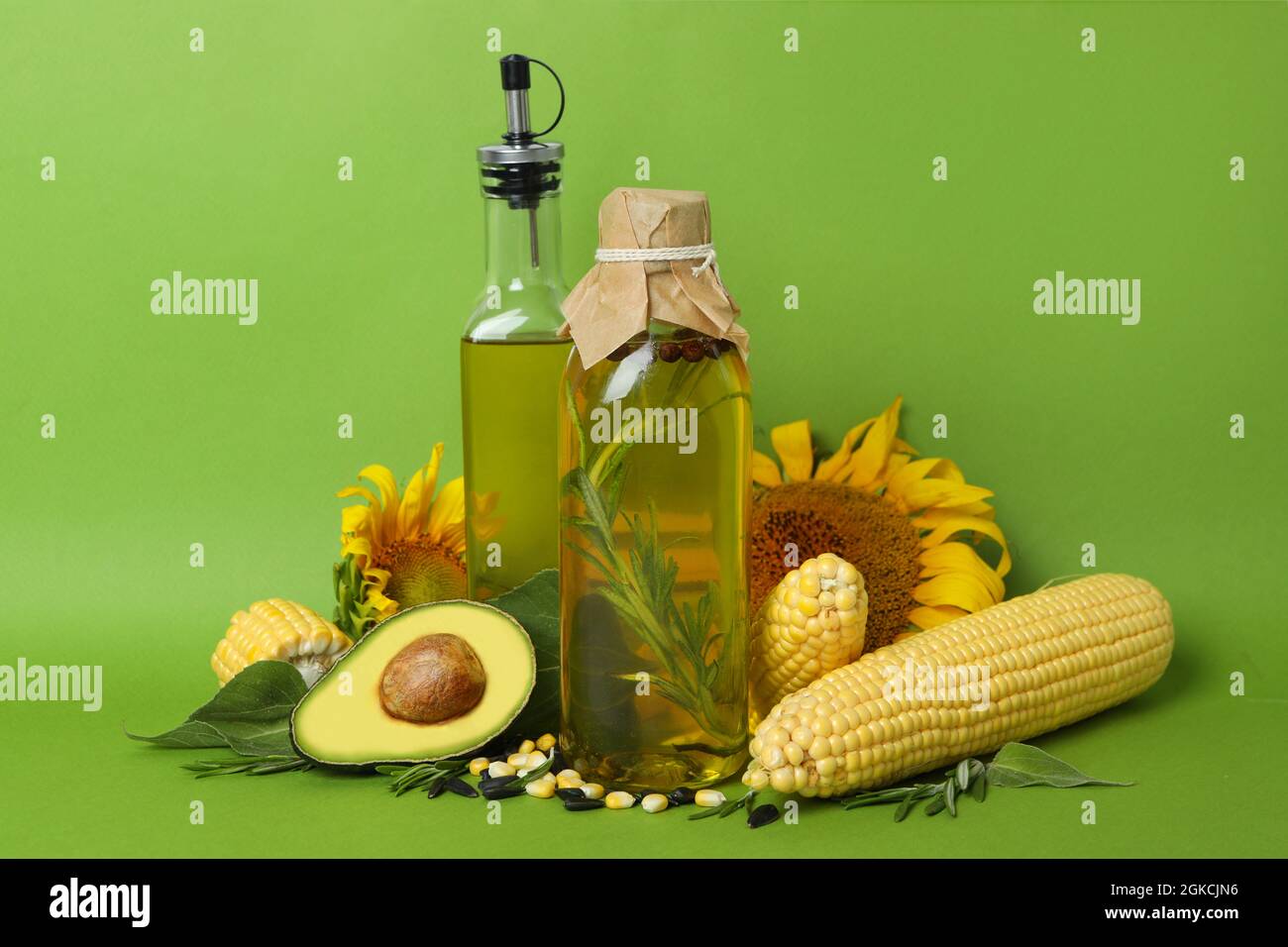 Bouteilles d'huile et d'ingrédients sur fond vert Banque D'Images