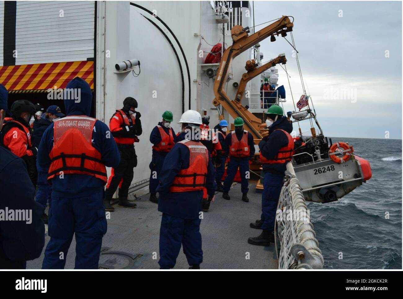 L'équipage du Cutter de la Garde côtière Seneca prépare le petit bateau de 26 pieds au-dessus de l'Horizon qui sera lancé pour les planches de pêche des ressources marines vivantes. Banque D'Images