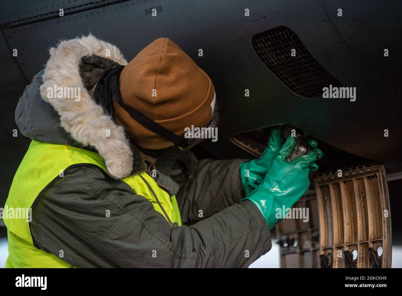 Un chef d'équipage affecté au 9e Escadron de la bombe expéditionnaire dessert le pétrole à bord d'un danseur B-1B à la station aérienne d'Ørland, en Norvège, le 13 mars 2021. Les chefs d'équipage assurent régulièrement l'entretien du pétrole à bord d'un avion pour réapprovisionner tout pétrole qui aurait pu être épuisé pendant un vol. Banque D'Images