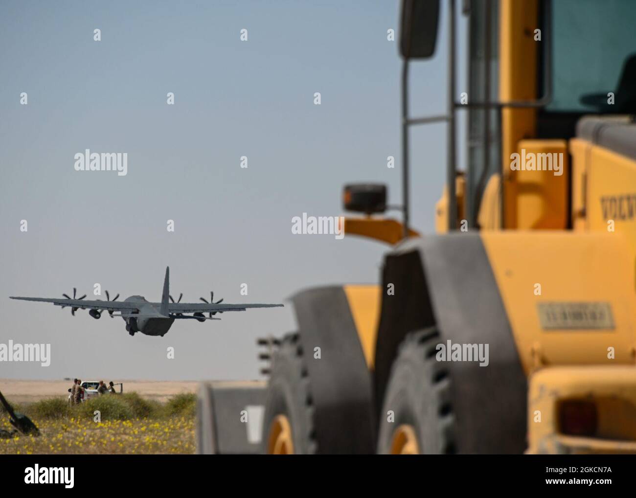 Un HC-130 Hercules prend son envol de la base aérienne Ali Al Salem, au Koweït, le 14 mars 2021. Les HC-130s déployés dans la SAAB appuient la mission de la 386e Escadre expéditionnaire aérienne consistant à maintenir la porte d’entrée dans leur zone de responsabilité en transférant des marchandises et des personnes à un moment donné. Banque D'Images